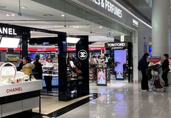 免税店や高級ブランド店が多い