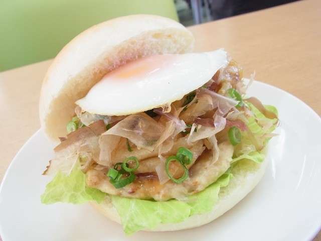 【讃岐うどんバーガー】は好き嫌いが分かれる？