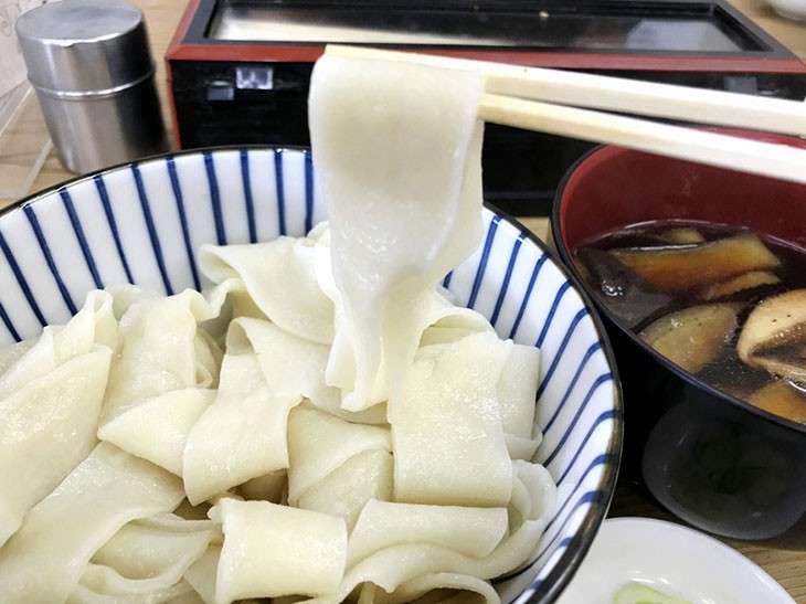 ひもかわうどんは、小麦の風味を楽しめる