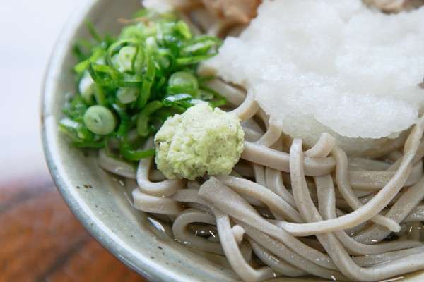 生醤油と大根おろしだけで食べる人も！