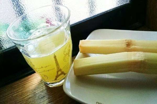 サトウキビの美味しい食べ方2） しぼってジュースにする