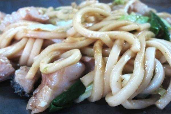【ホルモン焼きうどん】の特徴・魅力