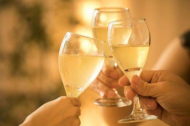 【デートで乾杯する時にグラスを下に出す】メリット