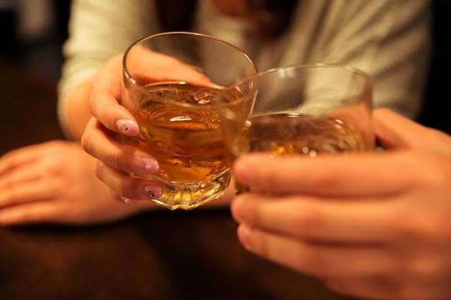 【デートで乾杯する時にグラスを下に出す】デメリット