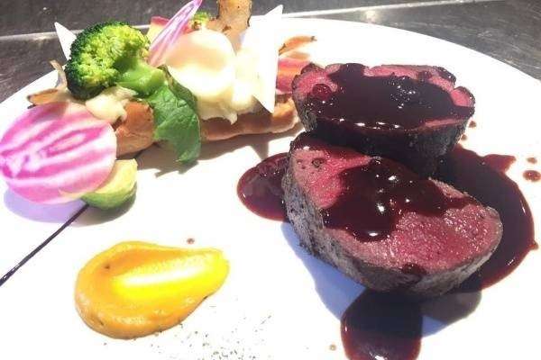 牛フィレ肉とフォアグラのロッシーニ〜トリュフソース〜