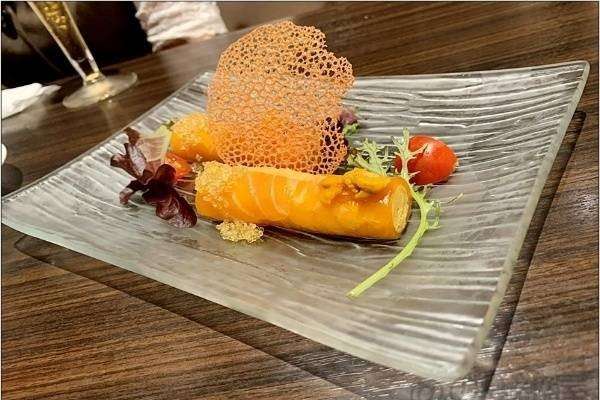 ウニのムースを包んだサーモンマリネ