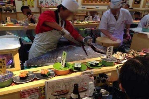  ダイナミックな盛り付けやパフォーマンスで食事を楽しめる