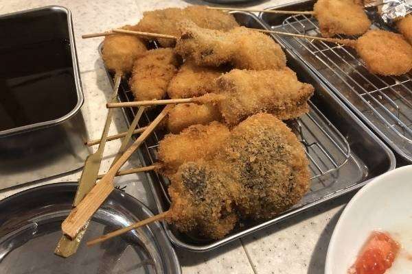 揚げたての串カツを提供