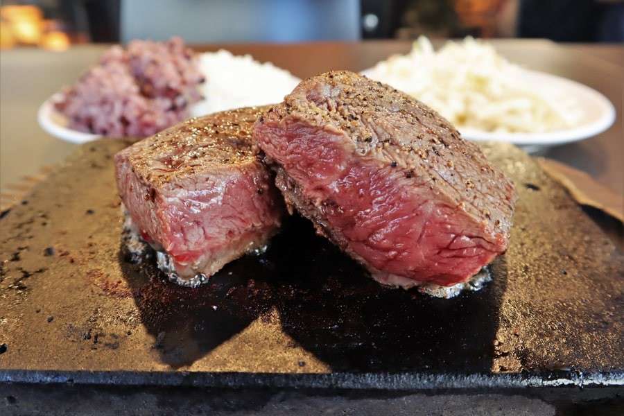  店自慢の溶岩焼き
