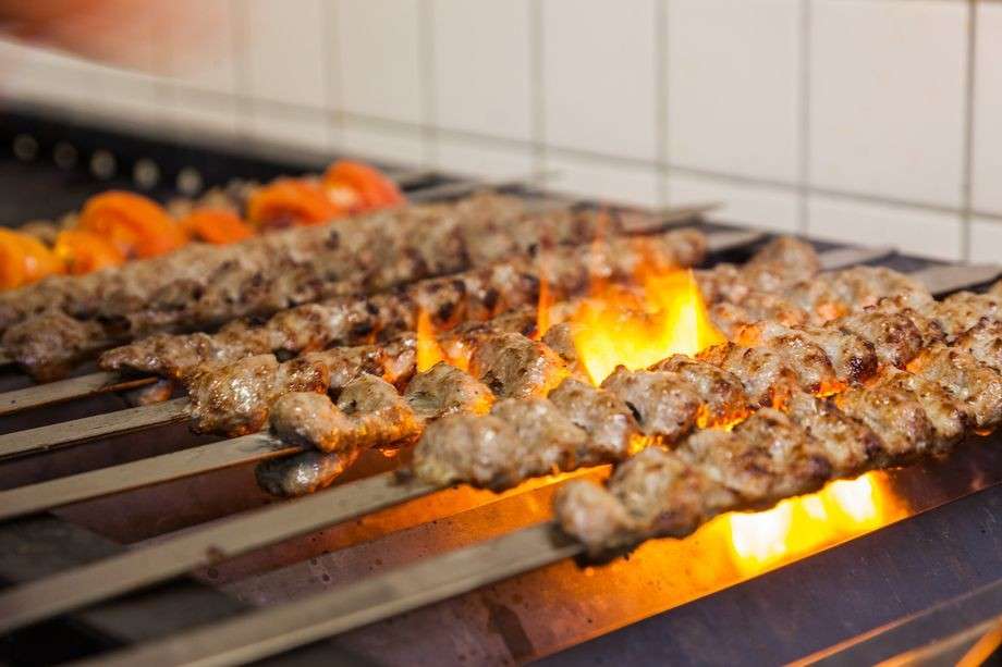  炭火で焼き上げるシシケバブ