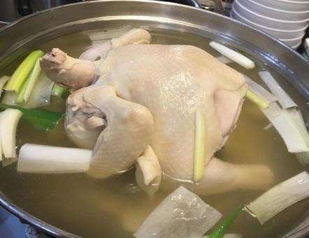 鶏を丸ごと煮込む!