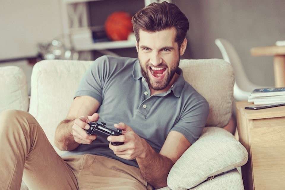 ゲームに没頭する画像