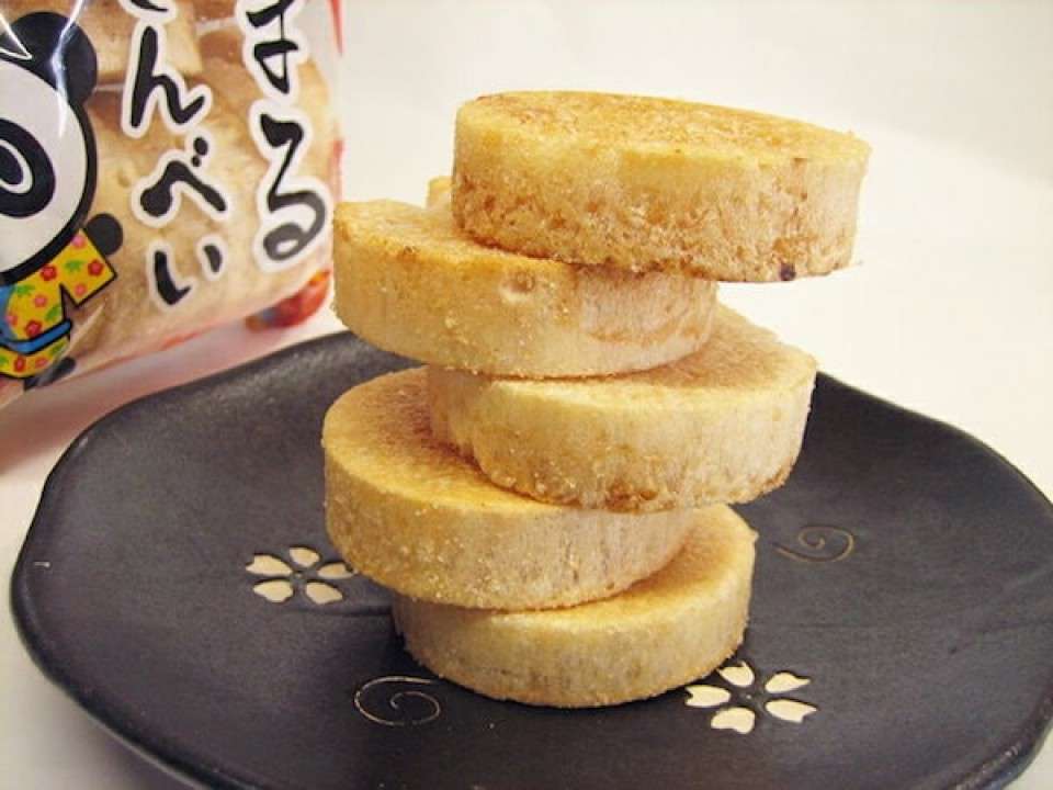 沖縄県の名物「塩せんべい」